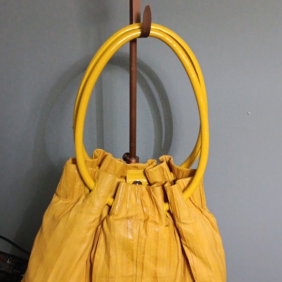Beckon yellow leather pleated bag - Picture 5 of 10